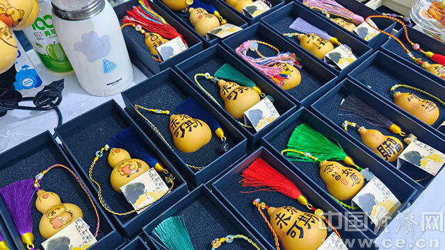 葫芦里卖啥药？非遗传承人用火绘技艺“画”出致富经！【全景新闻】(图2)